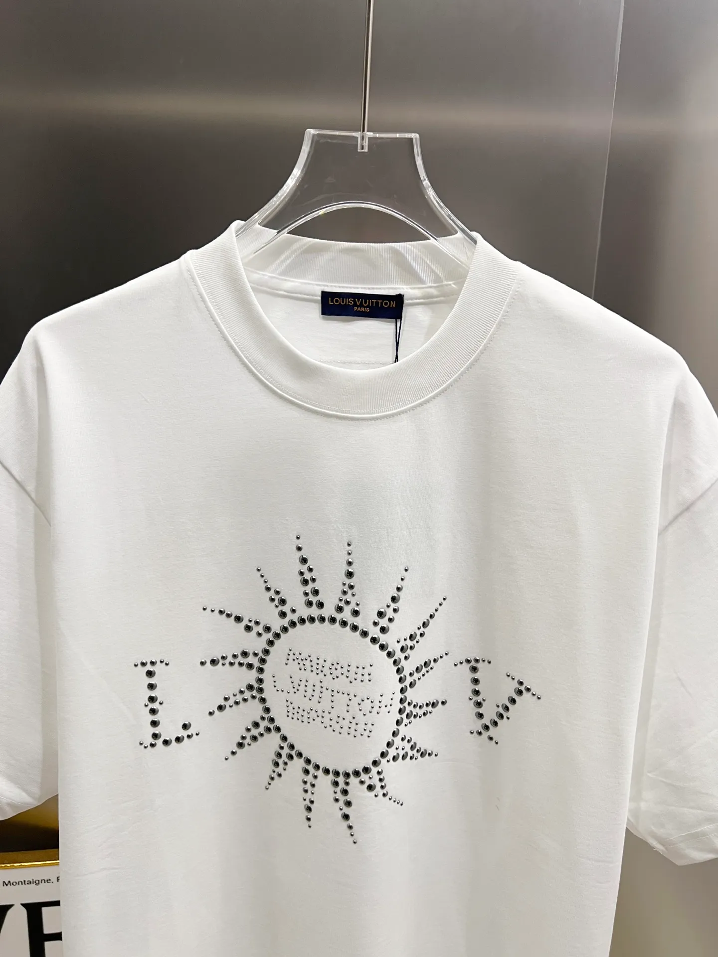 🅿️190 1v Louis* 2025 autumn and winter new style classic letter three-dimensional craft design high-end version! Highly breathable and comfortable, customized double yarn plain cotton fabric. Short-sleeved T-shirt. Same style for men and women. Sizes S M L XL XXL Five sizes black white